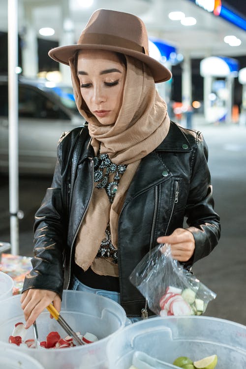 黑色皮夹克和棕色头巾的女人 · 免费素材图片