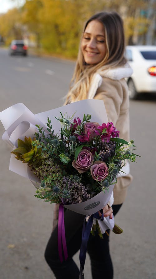 有关垂直拍摄, 女人, 微笑的免费素材图片