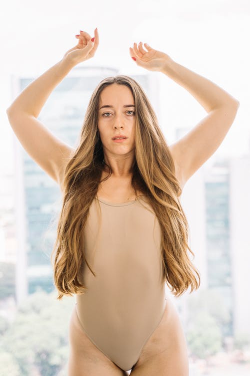 白色背心的女人 · 免费素材图片