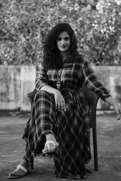 有关坐, 垂直拍摄, 女人的免费素材图片