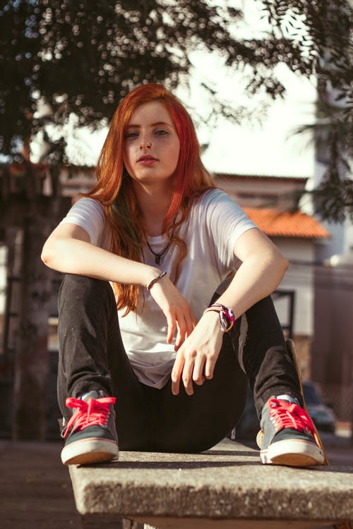 有关坐, 垂直拍摄, 女人的免费素材图片