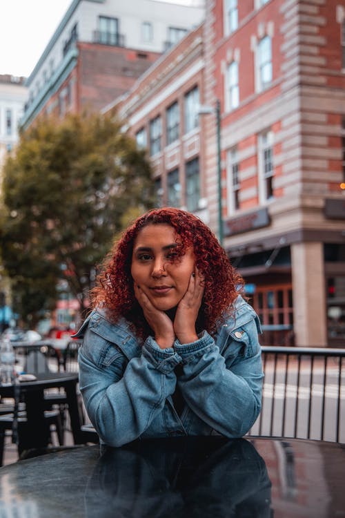 有关双手放在脸上, 圆桌会议, 垂直拍摄的免费素材图片