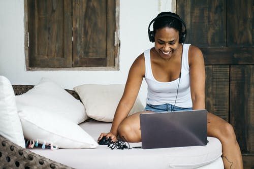 有关上網, 听音乐, 在家工作的免费素材图片