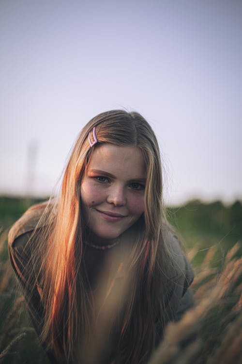 有关垂直拍摄, 女人, 微笑的免费素材图片