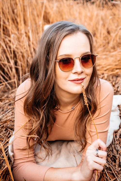 有关光鮮亮麗, 垂直拍摄, 墨鏡的免费素材图片