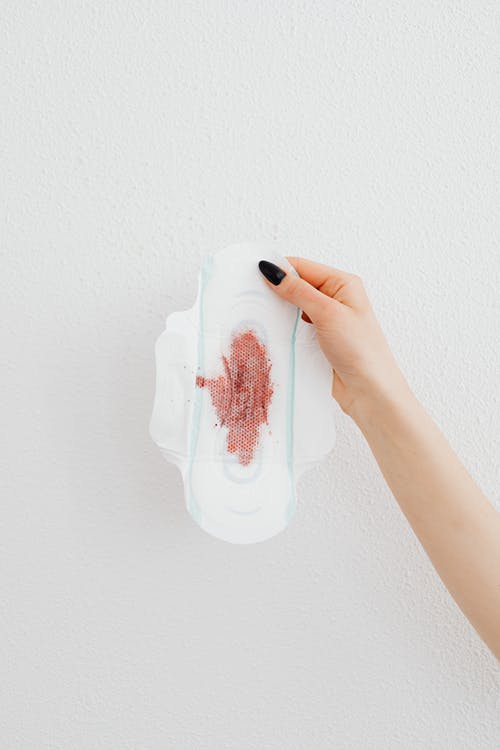 有关卫生巾, 垂直拍摄, 握住的免费素材图片