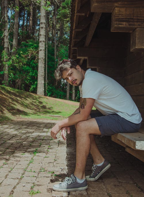 有关人, 坐, 垂直拍摄的免费素材图片