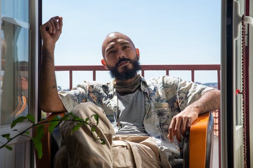 有关人, 坐, 工装裤的免费素材图片