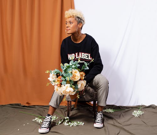 有关一束鲜花, 凳子, 坐的免费素材图片