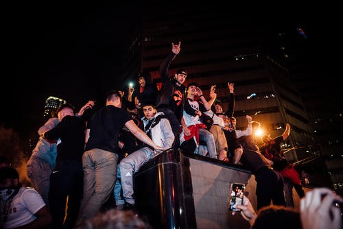 人们在晚上的照片 · 免费素材图片