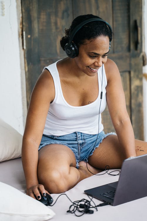 有关上網, 听音乐, 在家工作的免费素材图片