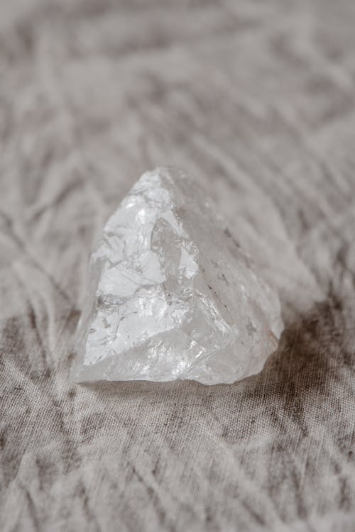 白色纺织品上的白色水晶 · 免费素材图片