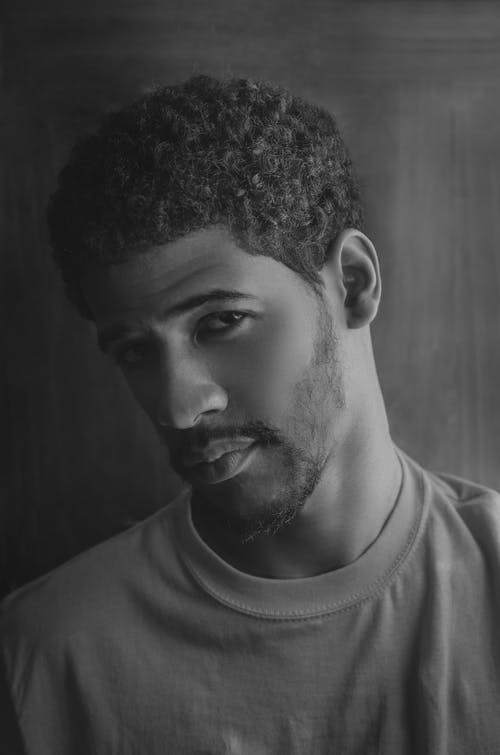 有关人, 垂直拍摄, 灰階的免费素材图片