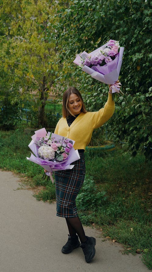 有关举手, 垂直拍摄, 女人的免费素材图片