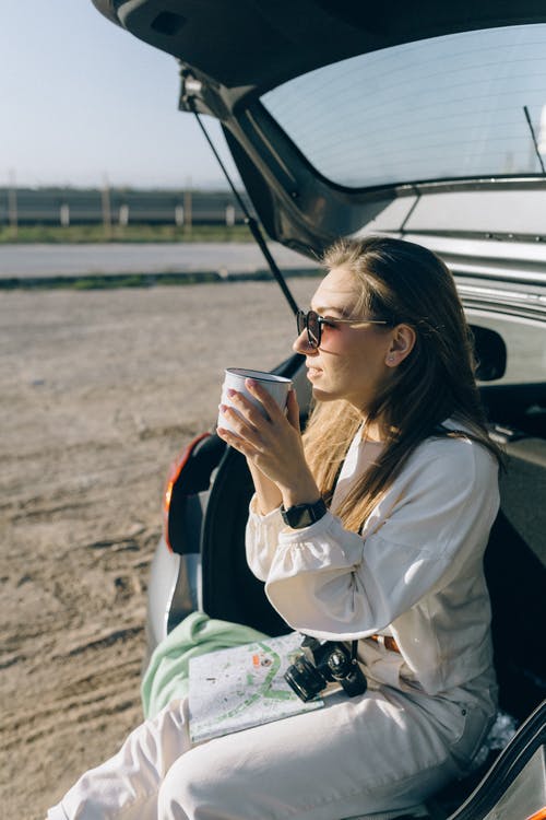 有关坐, 垂直拍摄, 墨鏡的免费素材图片