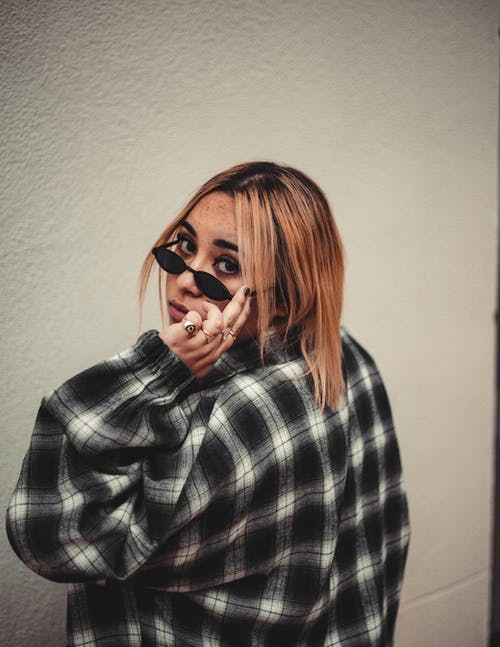 有关回頭看, 垂直拍摄, 墨鏡的免费素材图片