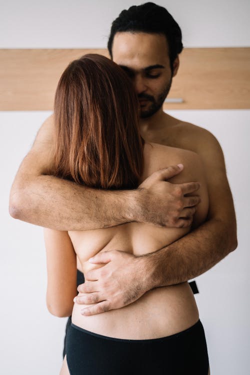 裸男拥抱男人在白色的房间里 · 免费素材图片