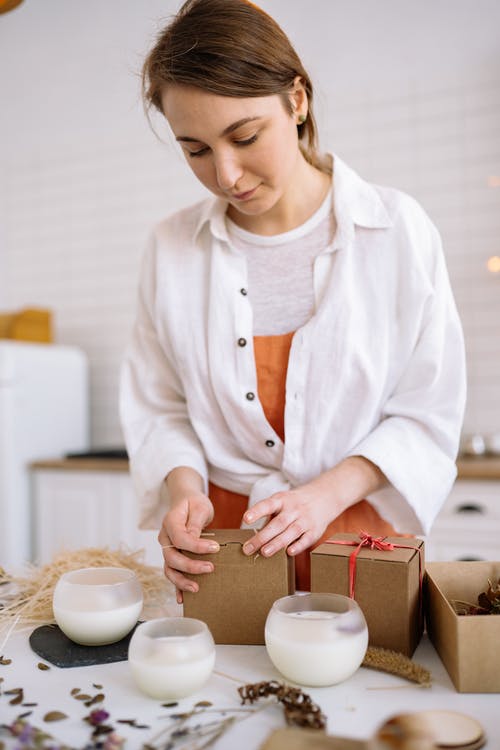 有关圓形, 垂直拍摄, 女人的免费素材图片