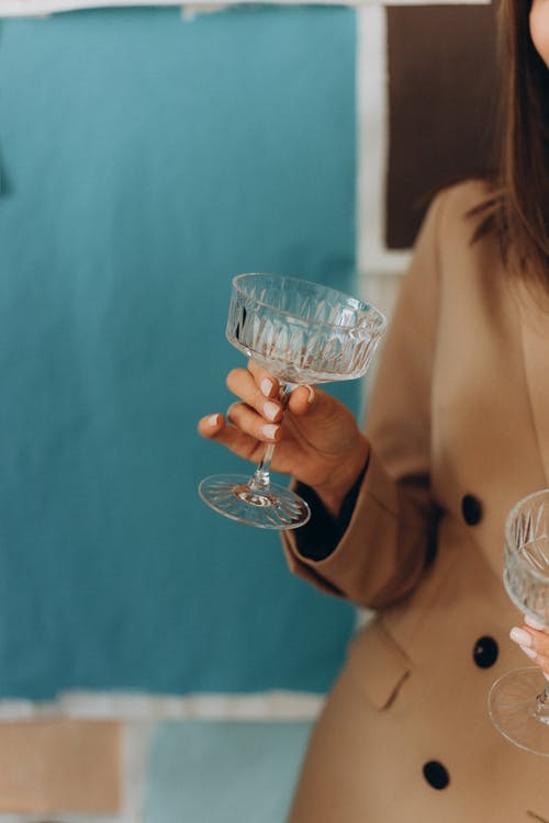有关垂直拍摄, 握住, 紅酒杯的免费素材图片