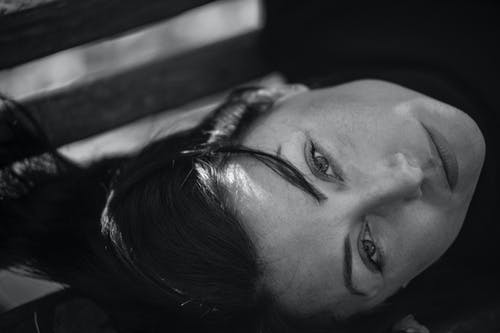 有关嚴肅, 女人, 模特兒的免费素材图片