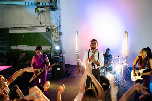 有关人群, 唱歌, 室內的免费素材图片