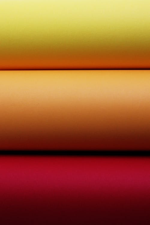 白墙上的红色和黄色的灯 · 免费素材图片