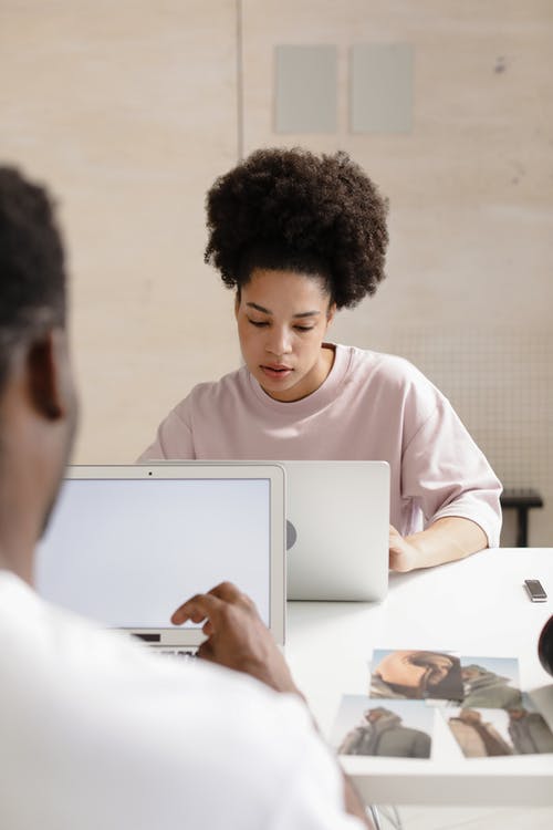 有关3C用品, 同事, 垂直拍摄的免费素材图片