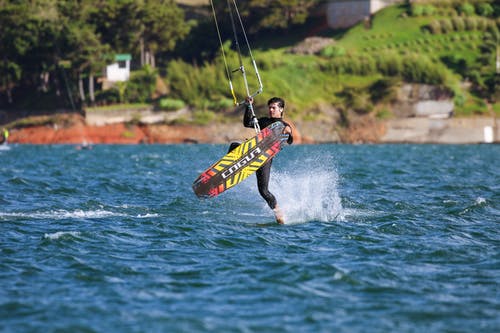 有关wakeboarder, 人, 娛樂的免费素材图片