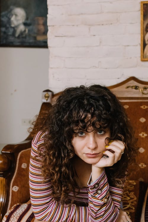 有关在家, 垂直拍摄, 女孩的免费素材图片