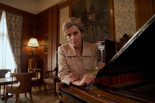 有关大衣, 女人, 客廳的免费素材图片