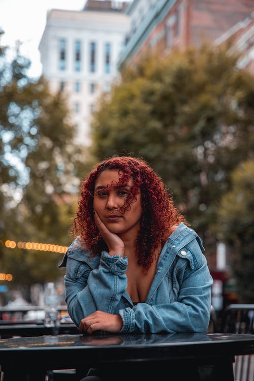 有关双手放在脸上, 圆桌会议, 坐的免费素材图片