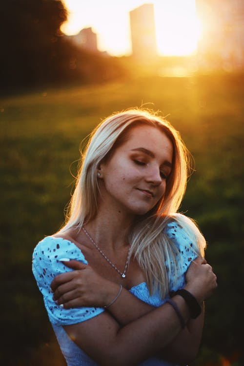 蓝色和白色的花衬衫，拿着蓝色和白色的鸟的女人 · 免费素材图片