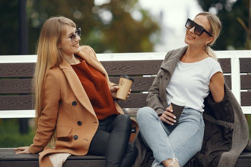 有关交叉的双腿, 坐, 墨鏡的免费素材图片