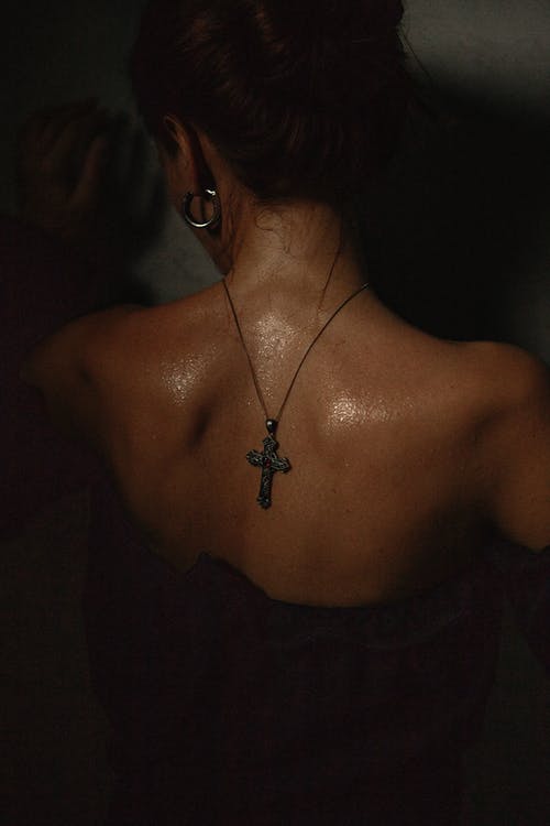 戴十字架吊坠项链的女人 · 免费素材图片