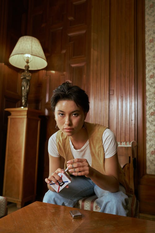 有关休闲服装, 倚, 坐的免费素材图片