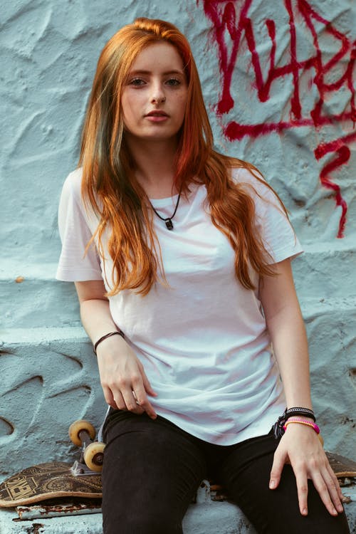 有关坐, 垂直拍摄, 女孩的免费素材图片