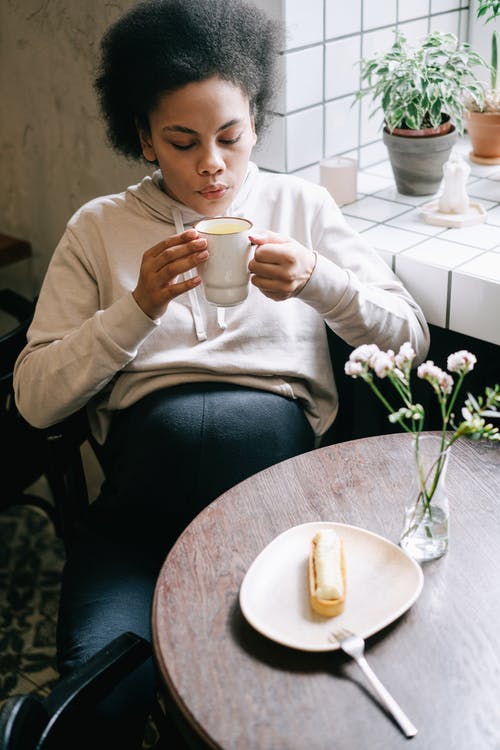 有关喝, 坐, 垂直拍摄的免费素材图片
