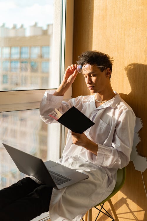 有关人, 坐, 垂直拍摄的免费素材图片