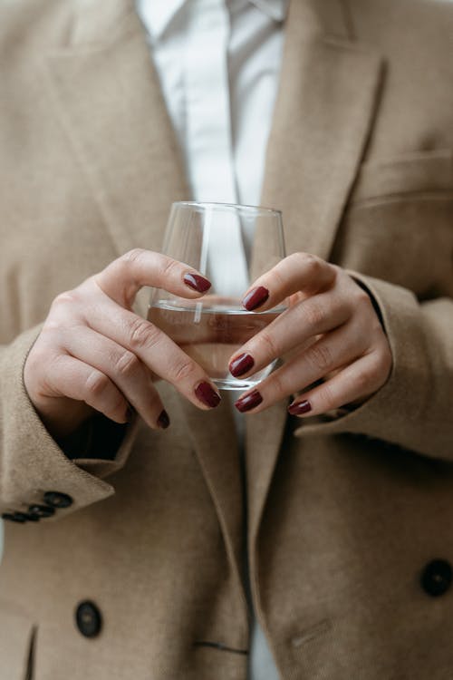 有关一杯水, 修剪指甲, 垂直拍摄的免费素材图片