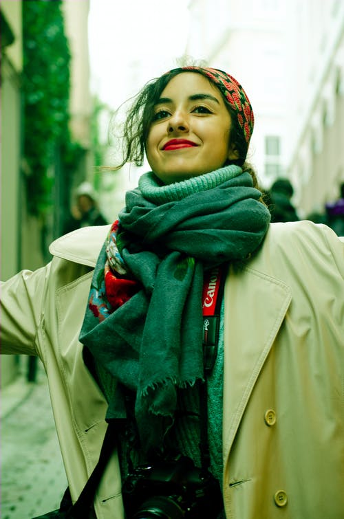 有关举起手臂, 冬裝, 單反相機的免费素材图片