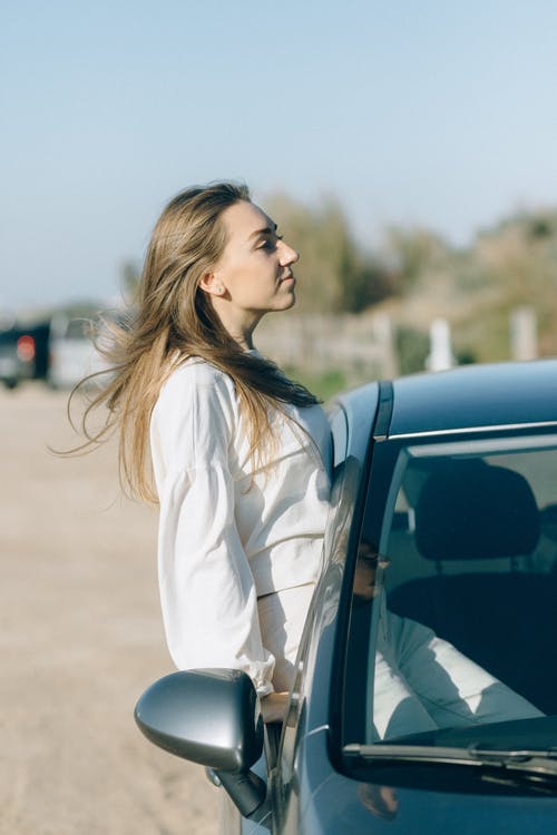 有关坐, 女人, 年輕的免费素材图片