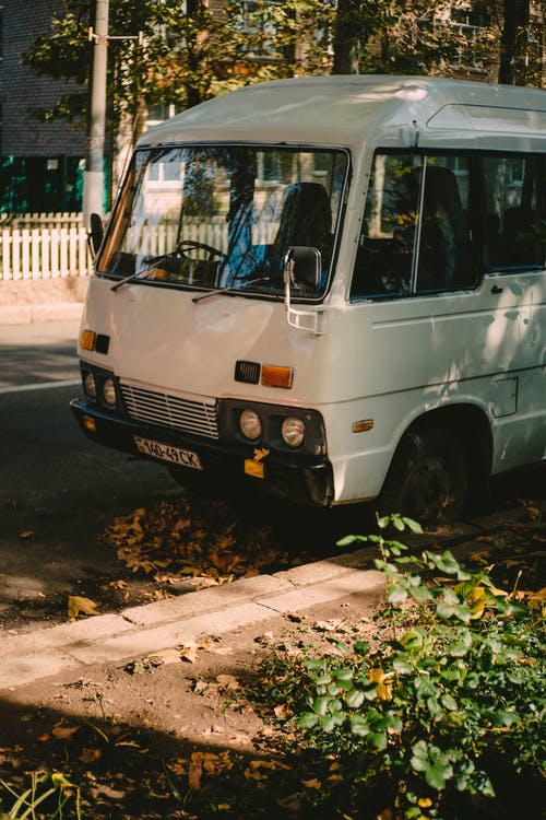 有关停放的汽車, 垂直拍摄, 枯葉的免费素材图片