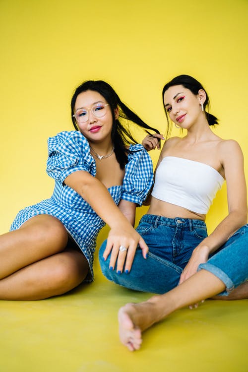 2名妇女坐在绿色的沙发上 · 免费素材图片