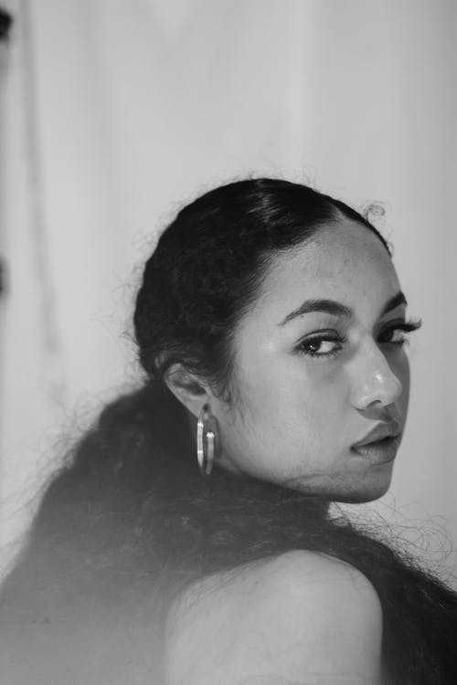 有关單色, 垂直拍摄, 女人的免费素材图片