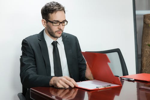 有关人, 坐, 寫字夾板的免费素材图片