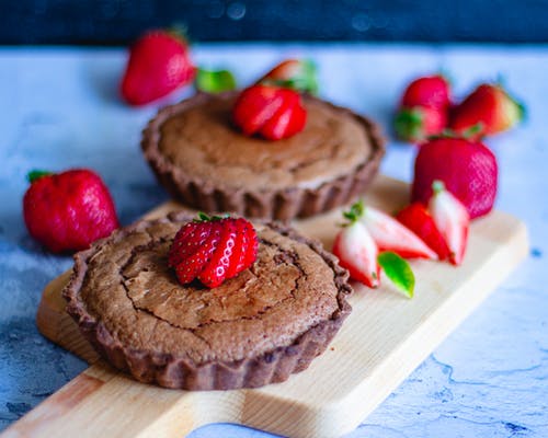 顶上草莓巧克力蛋糕 · 免费素材图片