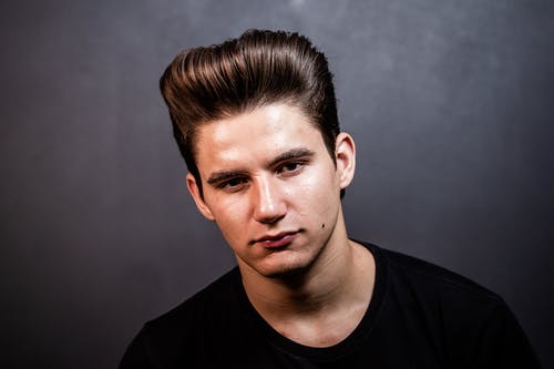 有关人, 圆领t恤, 棕髮的免费素材图片