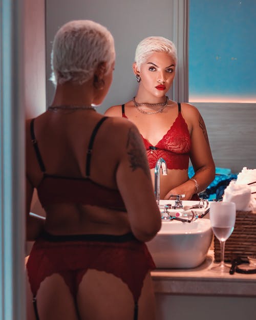 有关內衣, 刺青的, 反射的免费素材图片