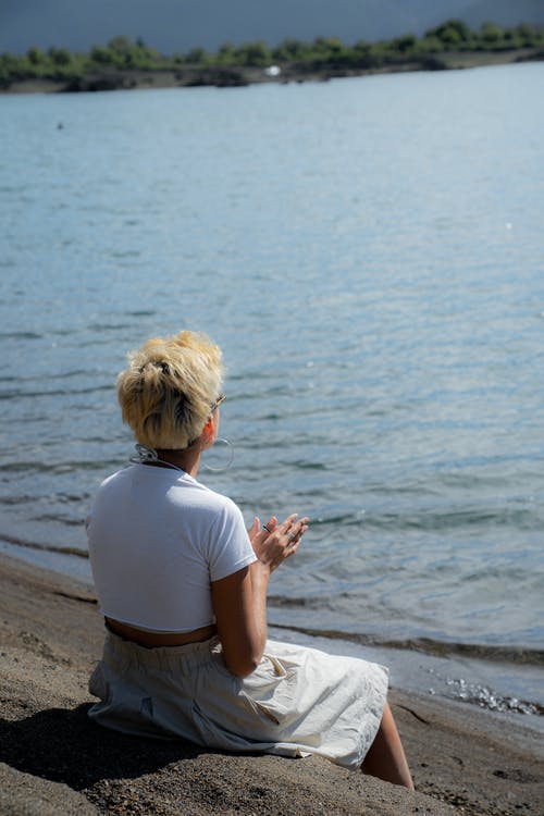 有关坐, 垂直拍摄, 女人的免费素材图片