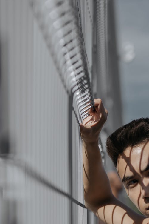 有关倚, 垂直拍摄, 金属栅栏的免费素材图片